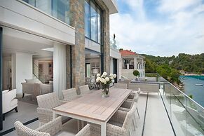 Luxury Villa Silent with Infinity Pool