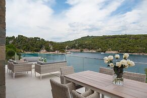 Luxury Villa Silent with Infinity Pool