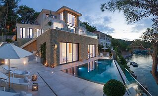 Luxury Villa Silent with Infinity Pool
