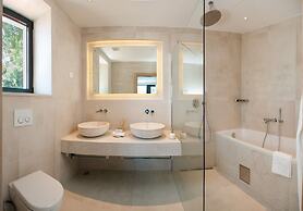 Luxury Villa Silent with Infinity Pool