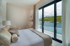 Luxury Villa Silent with Infinity Pool