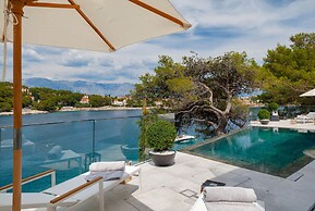 Luxury Villa Silent with Infinity Pool