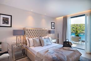 Luxury Villa Silent with Infinity Pool