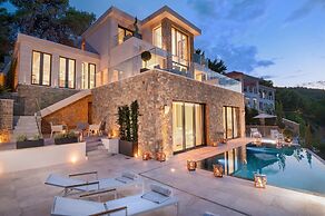 Luxury Villa Silent with Infinity Pool