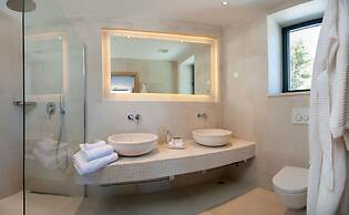 Luxury Villa Silent with Infinity Pool