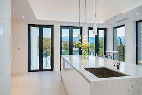 Luxury Villa Silent with Infinity Pool