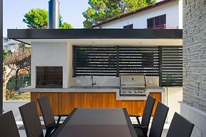 Beachfront Villa Grey Martini with Pool