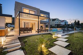 Beachfront Villa Grey Martini with Pool