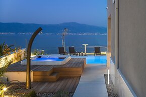 Beachfront Villa Grey Martini with Pool