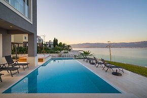 Beachfront Villa Grey Martini with Pool