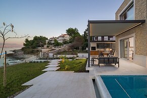 Beachfront Villa Grey Martini with Pool