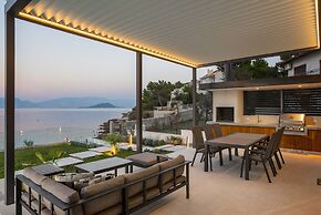 Beachfront Villa Grey Martini with Pool