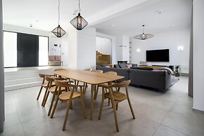 Beachfront Villa Grey Martini with Pool