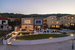 Beachfront Villa Grey Martini with Pool