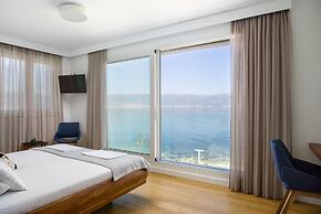 Beachfront Villa Grey Martini with Pool