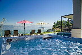 Beachfront Villa Grey Martini with Pool