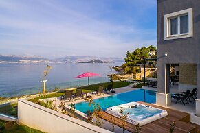 Beachfront Villa Grey Martini with Pool