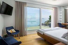 Beachfront Villa Grey Martini with Pool