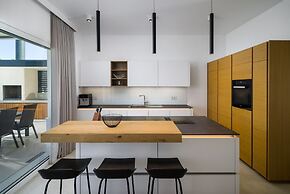 Beachfront Villa Grey Martini with Pool