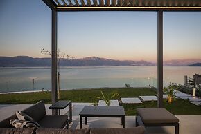 Beachfront Villa Grey Martini with Pool