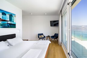 Beachfront Villa Grey Martini with Pool