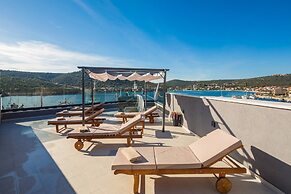 Beachfront Villa Seashell with Pool