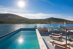 Beachfront Villa Seashell with Pool