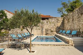 California Apartments II