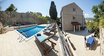 California Apartments II