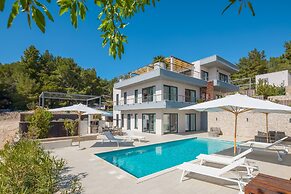 Luxury Villa Romeo with Heated Pool