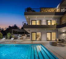 Luxury Villa Romeo with Heated Pool