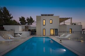 Luxury Villa Juliet with Heated Pool