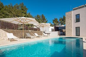 Luxury Villa Juliet with Heated Pool