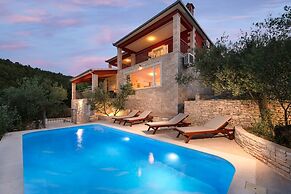 Luxury Stairway to Heaven with Pool