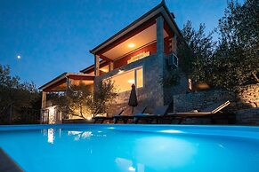Luxury Stairway to Heaven with Pool