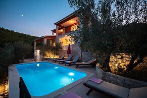 Luxury Stairway to Heaven with Pool