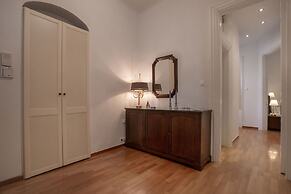 Neoclassical Apartment near Syntagma - Plaka by GHH