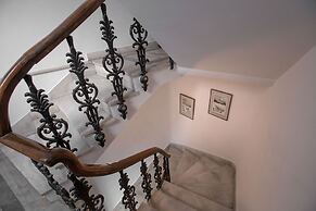 Neoclassical Apartment near Syntagma - Plaka by GHH