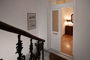 Neoclassical Apartment near Syntagma - Plaka by GHH