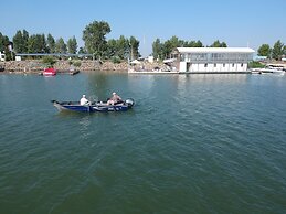 YACHTER CLUB Modrá Čajka