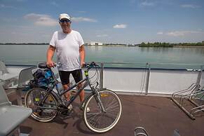 YACHTER CLUB Modrá Čajka