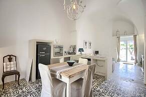 Deluxe Tangerine Court