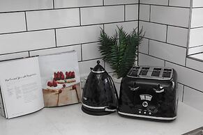 Heart of Ormond Apartment  by Ready Set Host