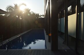 Airport Avenue Hotel