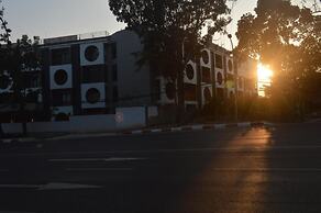 Airport Avenue Hotel