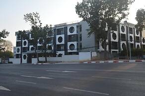 Airport Avenue Hotel