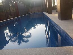 Airport Avenue Hotel