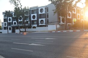 Airport Avenue Hotel