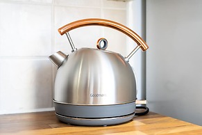 Comfy, 2 Bed House, Sleeps 6 with Garden and Free Parking in Cheltenha