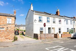 Comfy, 2 Bed House, Sleeps 6 with Garden and Free Parking in Cheltenha